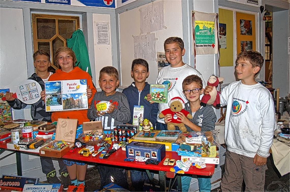 Noah, Benedikt, Hannes, Antonio, Richard, Alessandro und Bernd sind den ganzen Tag an ihrem Stand aktiv. Mit ihrem Einsatz wollen sie Geld für die geplante Reise nach Solferino verdienen.