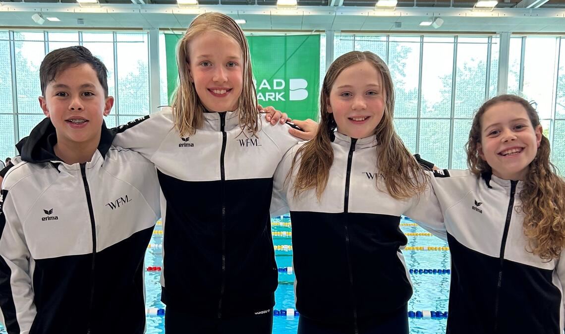 Noah Erhardt, Freya Schwarz, Leni Klittich und Olympia Polonius Gil (v.li.) von den Wasserfreunden bei den Meisterschaften in Stuttgart.