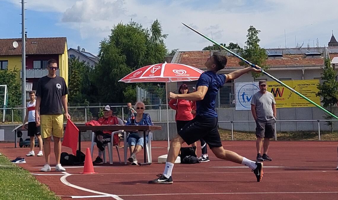 Noah Moser bei den Kreismeisterschaften in Mühlacker. Mit seiner Weite von 45,31 Metern liegt er in der württembergischen Bestenliste auf Platz sechs. Fotos: privat
