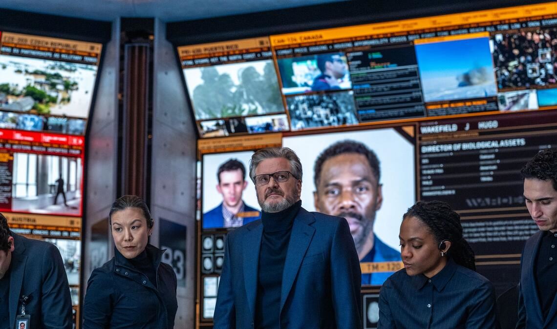 Noah Scanlon (Colin Firth) und seine Firma Wardex versuchen, Regierungsaufzeichnungen zu Außerirdischen geheimzuhalten.