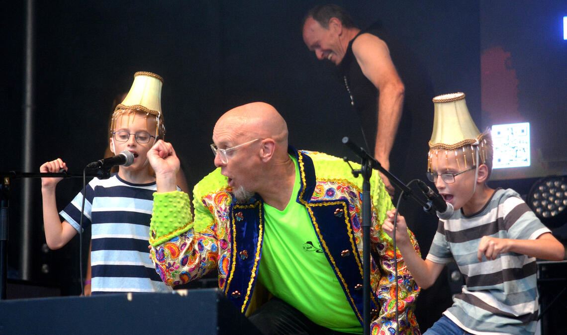 Noah (li.) und Elias, mit Moderator Achim Dürr, performen „Wackelkontakt“. Fotos: Stahlfeld