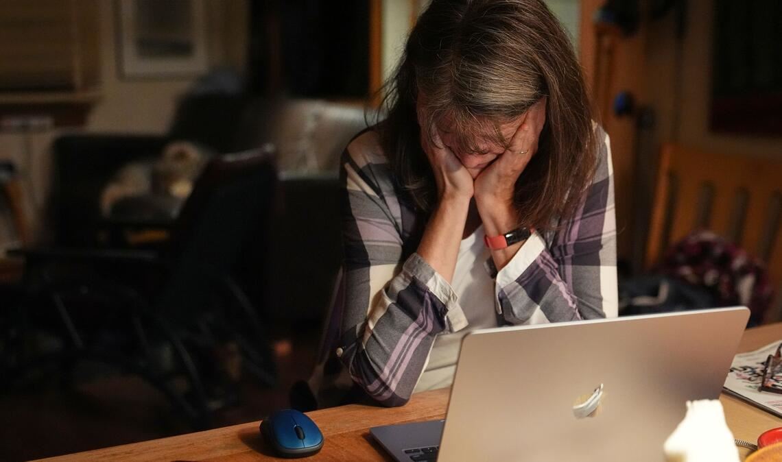 Nobelpreisträgerin Brunkow wird in den USA mitten in der Nacht von Fotografen zuhause überrascht.