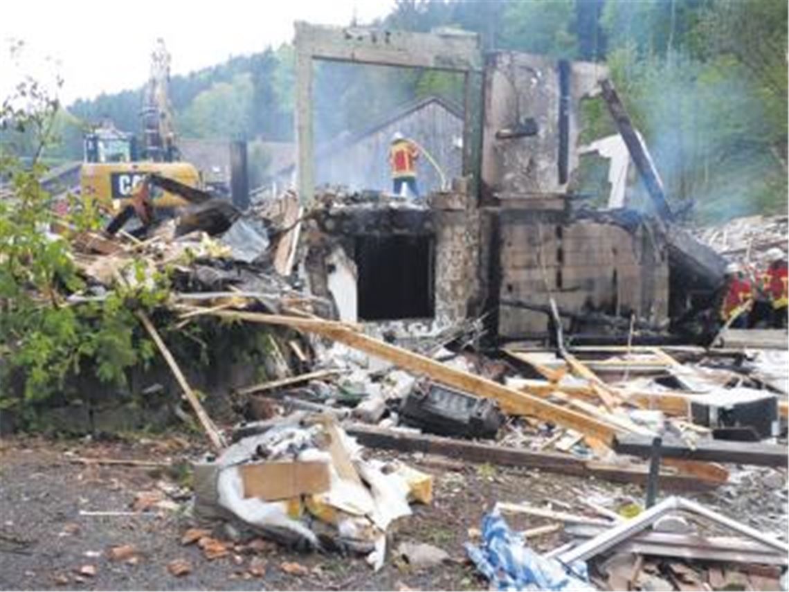 Noch am Morgen rauchen die Trümmer am Unglücksort im Holzbachtal. Dutzende Feuerwehrleute haben stundenlang gegen die Flammen gekämpft. Foto: Roth
