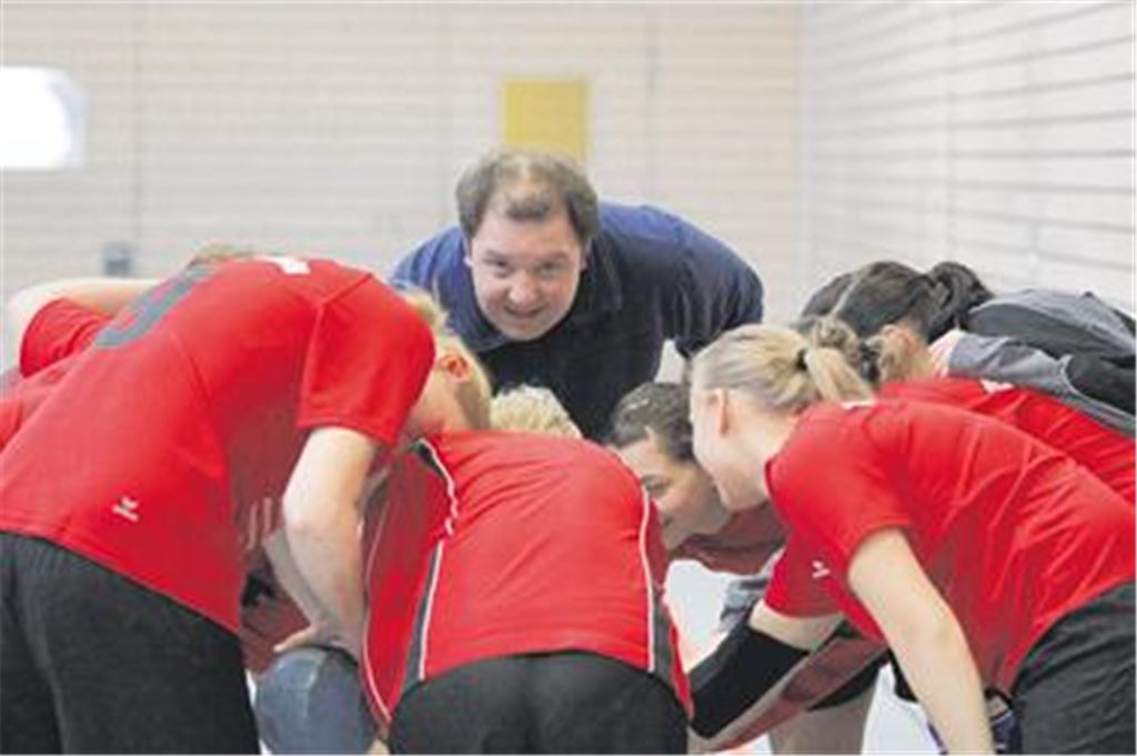Noch besteht ein kleines Fünkchen Hoffnung: Wiernsheims Trainer Frank Heer schwört seine Damen auf den nun umso härteren Abstiegskampf ein.
Foto: Eigner