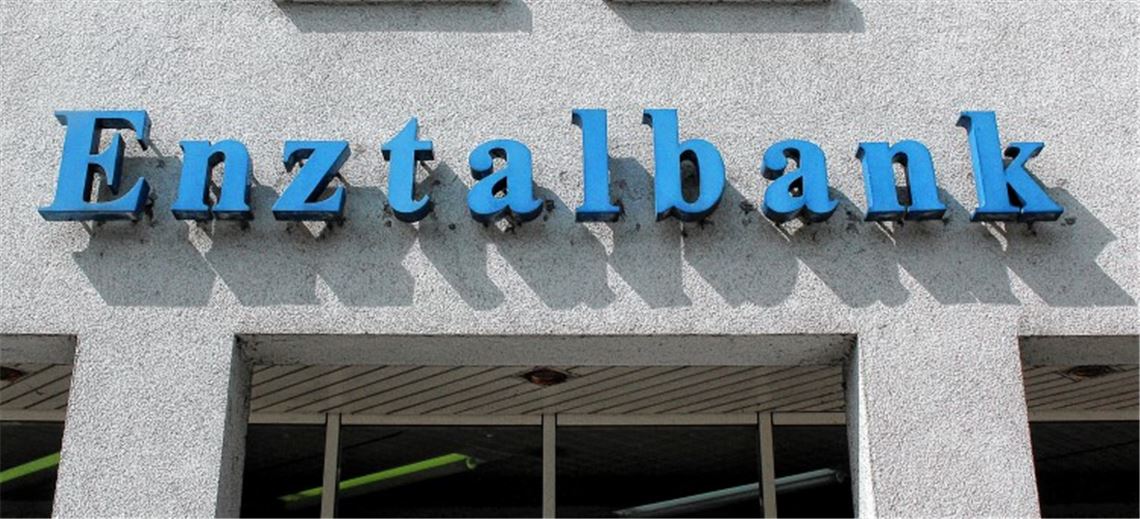 Noch bis Juni gilt der aktuelle Name der Enztalbank , bis die neue Firmierung VR-Bank Neckar-Enz nach außen sichtbar werden darf. Foto: Kollros