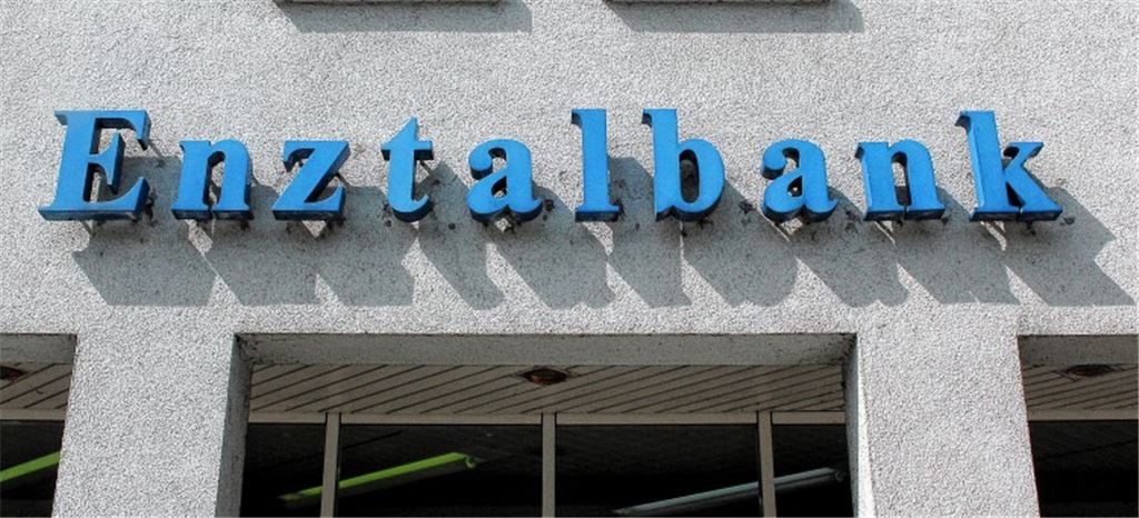 Noch bis Juni gilt der aktuelle Name der Enztalbank , bis die neue Firmierung VR-Bank Neckar-Enz nach außen sichtbar werden darf. Foto: Kollros