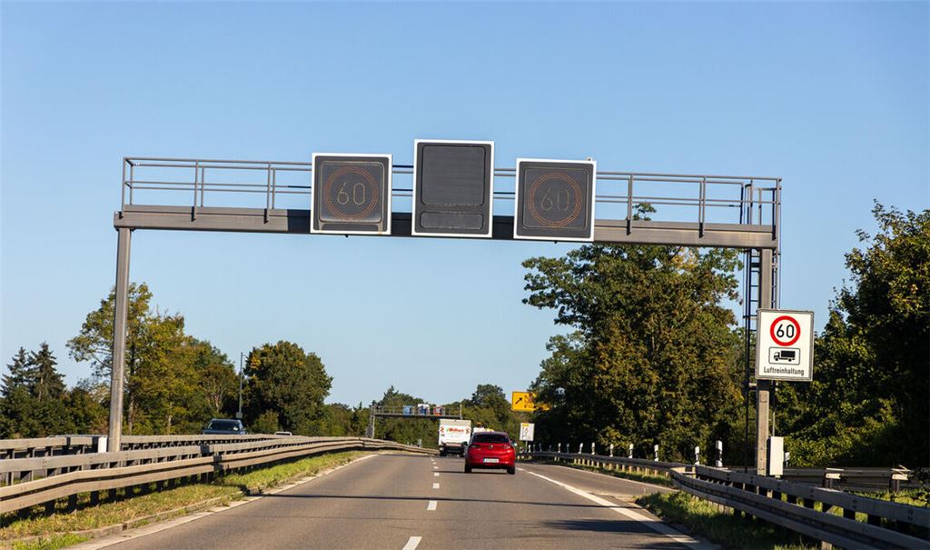 Noch bis zum Ende der Sommerferien gilt das Tempolimit.