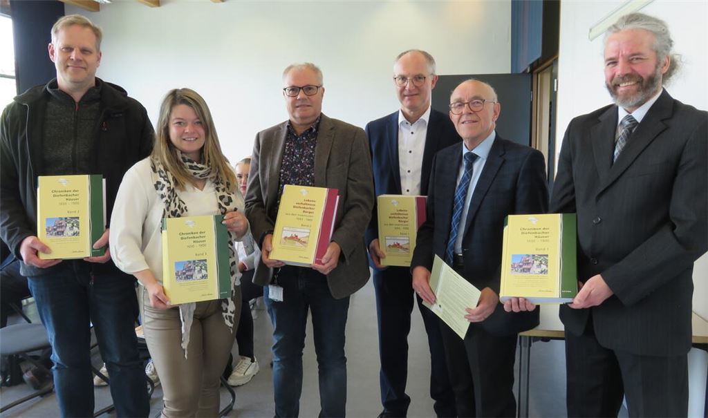 Noch deutlich mehr Verantwortliche bräuchte es, um alle Bände in die Kamera zu halten, die jetzt der Öffentlichkeit präsentiert wurden. Die KulturQuelle Sternenfels erschließt mit ihrer mehr als 9000 Seiten umfassenden Reihe die Gemeindearchive von Sternenfels und insbesondere Diefenbach und macht auf diese Weise Geschichte lebendig und zugänglich. Darüber freuen sich der Vorsitzende der KulturQuelle Michael Schlotterbeck (v.re.), der frühere Sternenfelser Bürgermeister Helmut Wagner, Stephan Günthner von der Sparkasse Pforzheim Calw, Kreisarchivar Konstantin Huber, Bürgermeisterin Antonia Walch und Wolfgang Held von der Mühlacker Druckerei Stegmaier, Teil der Elser Gruppe. Foto: Becker