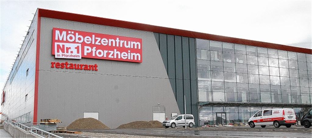 Noch eine Baustelle: In wenigen Wochen öffnet das Möbelzentrum Pforzheim erstmals seine Pforten. Es bietet im Gewerbegebiet Obsthof 27500 Quadratmeter Verkaufsfläche. Foto: Wacker