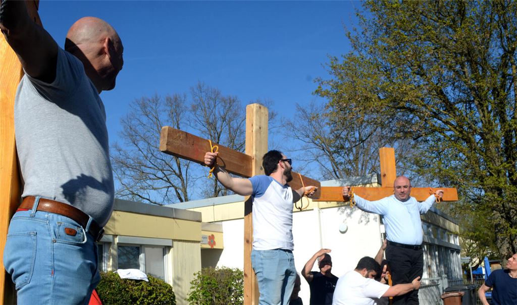 Noch gehört bei den Proben der Spaß dazu – aber die tiefe Bdeutung der Prozession am Karfreitag ist allen Mitwirkenden bewusst. Foto: Stahlfeld