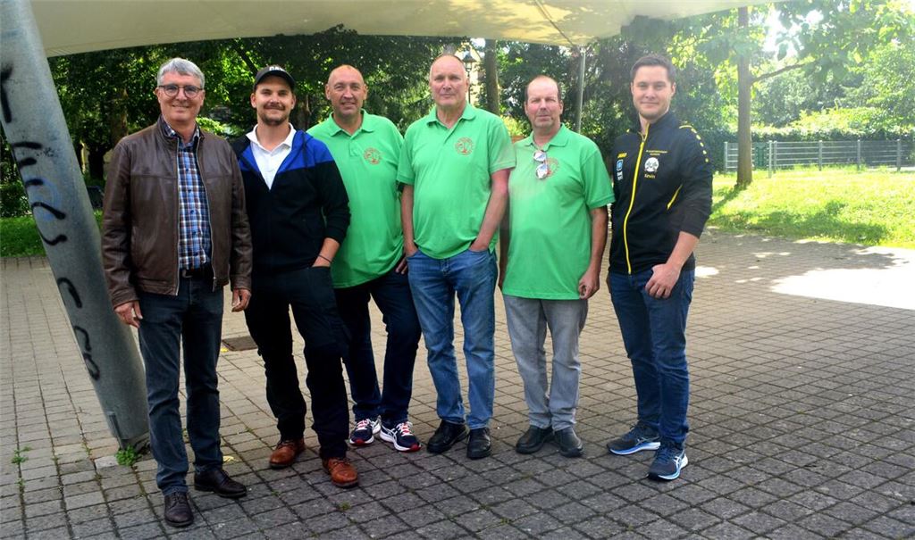 Noch gehört der Platz in der Talaue Bürgermeister Armin Pioch (v.li.), Organisator Matze Gutstein, Dieter Gutstein, Bernd Faber, Jochen Ragowski (alle Gartenfreunde Illingen) und KK-Chef Kevin Striegel allein. Am 27. Juli soll sich das bei „Rock am Bach“ ändern. Foto: Stahlfeld