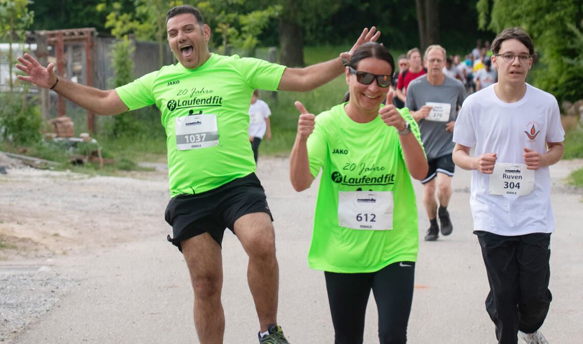 Noch genug Kraft für ein Späßchen mit den Fotografen: die „Laufend-fit“-Starter ...