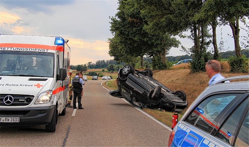 Noch glimpflich geht ein spektakulärer Unfall bei Großglattbach aus: Beim Überschlag wird die Fahrerin nur leicht verletzt.