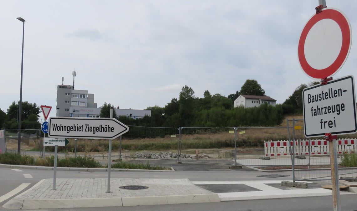 Noch haben Baustellenfahrzeuge das Sagen, und es wohnt niemand auf der Ziegelhöhe – von der nicht zu stoppenden Tier- und Pflanzenwelt einmal abgesehen. Fotos: Becker