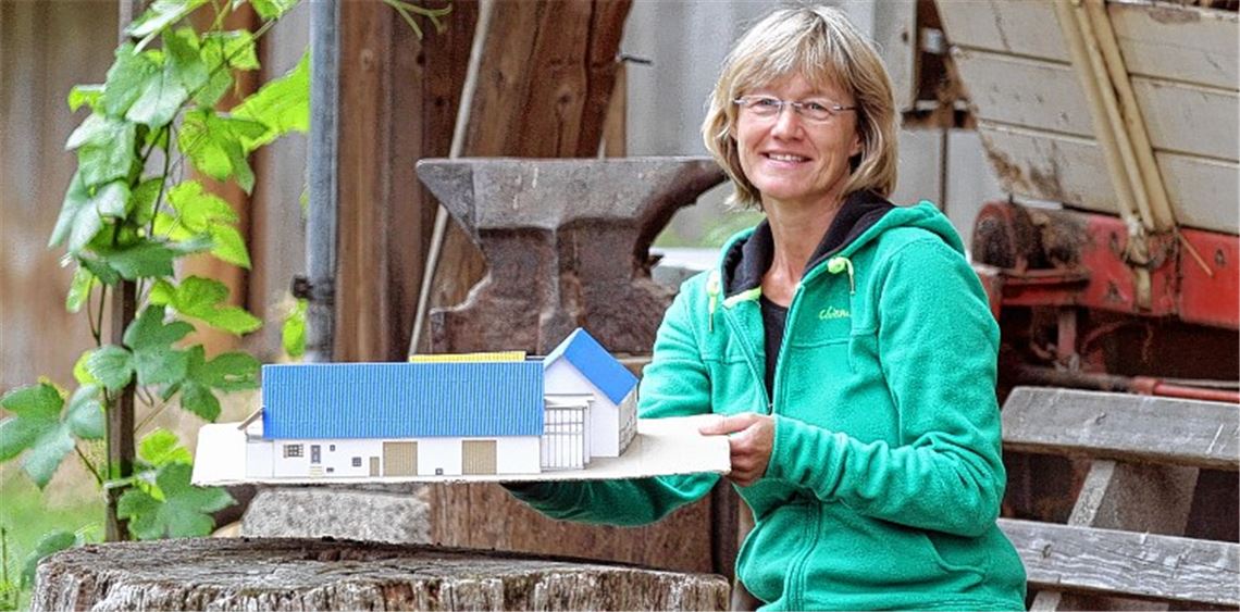 Noch hält Karin Eckstein ein Modell in den Händen, heute ist der Spatenstich. In nur drei Jahren hat sie mit der Hilfe des Fördervereins das Projekt „Familienherberge Lebensweg“ auf die Beine gestellt. Foto: Goertz