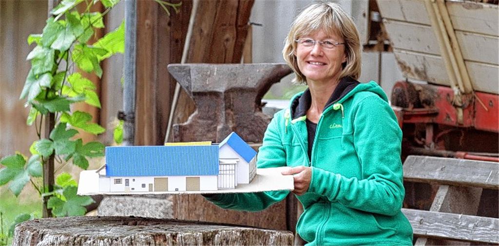 Noch hält Karin Eckstein ein Modell in den Händen, heute ist der Spatenstich. In nur drei Jahren hat sie mit der Hilfe des Fördervereins das Projekt „Familienherberge Lebensweg“ auf die Beine gestellt. Foto: Goertz
