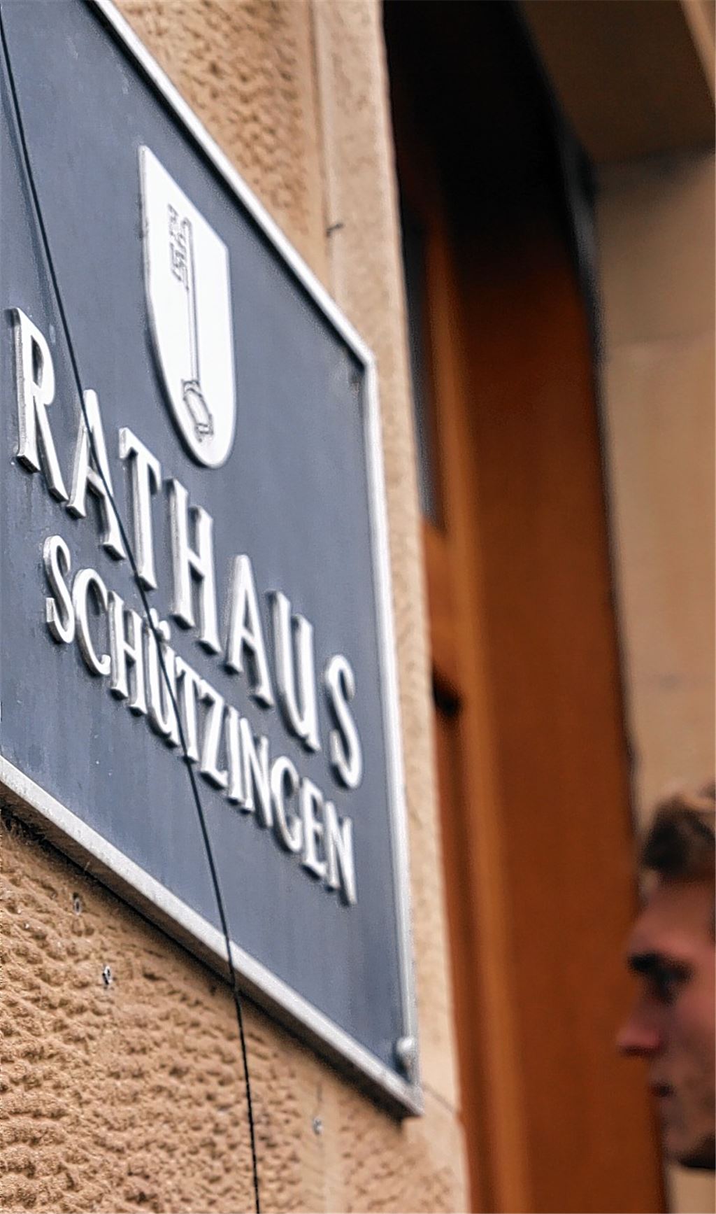 Noch hängt das Schild „Rathaus Schützingen“. Die Zukunft des Gebäudes aus dem Jahr 1902 steht jedoch in den Sternen. Foto: Archiv Huber