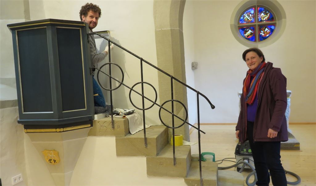 Noch hat Maler Andreas Schwing an der Kanzel zu tun. Bald wird dort wieder Pfarrerin Angela Hahnfeldt stehen und am Eröffnungssonntag über Psalm 24 predigen. Fotos: Becker