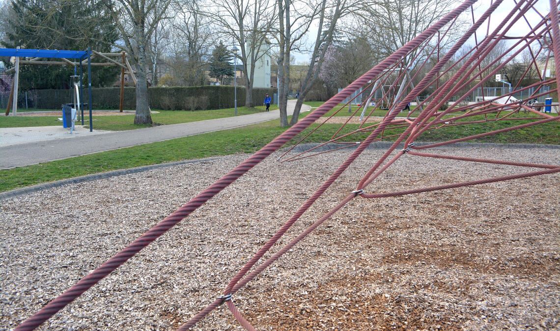 Noch herrscht Ruhe, doch bei schönem Wetter ist hier Hochbetrieb – und Radler gefährden eventuell spielende Kinder. Foto: Stahlfeld