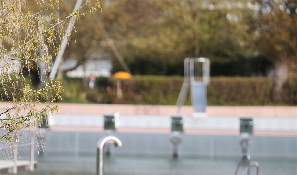 Noch herrscht Ruhe im Mühlacker Freibad, doch die Weichen für die neue Saison ab dem 9. Mai sind gestellt. Foto: Fotomoment