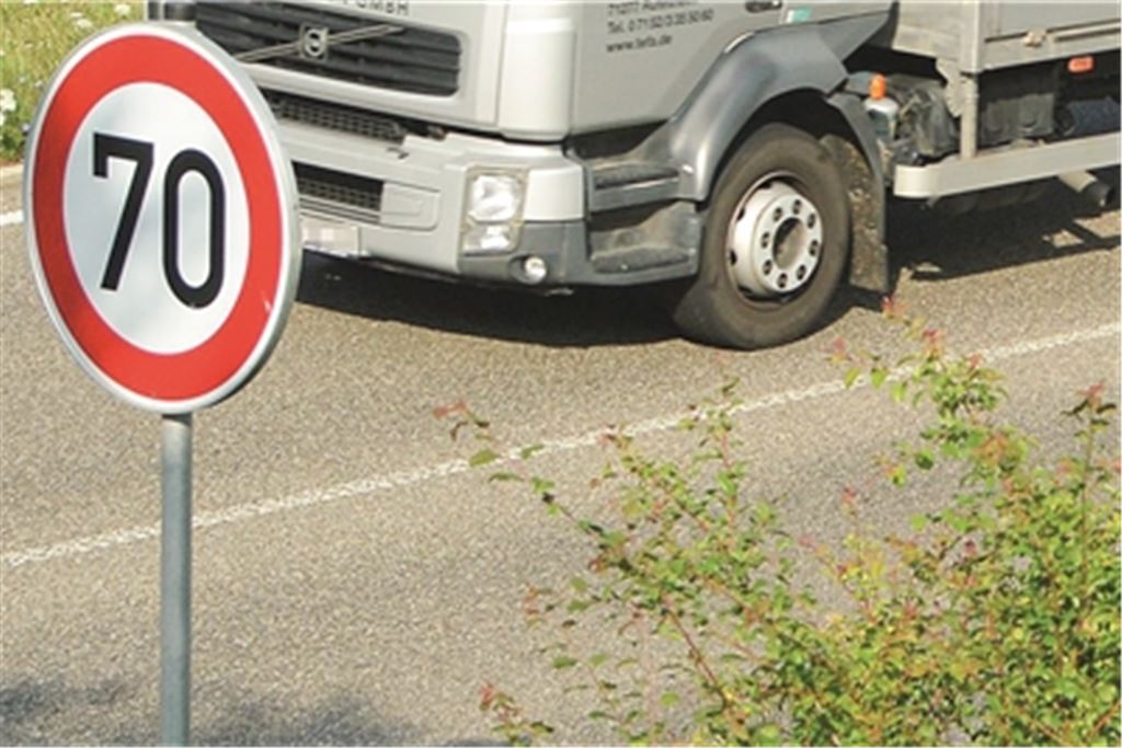 Noch im Sommer sollen auf der B35 zwischen Lienzingen und Illingen Belagsarbeiten stattfinden. Foto: Stahlfeld