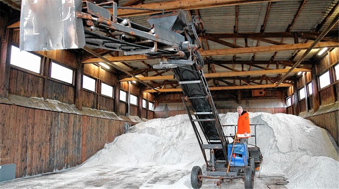Noch ist Platz im Salzlager, aber Heinrich Elwert erwartet noch eine weitere Lieferung. Foto: Roth