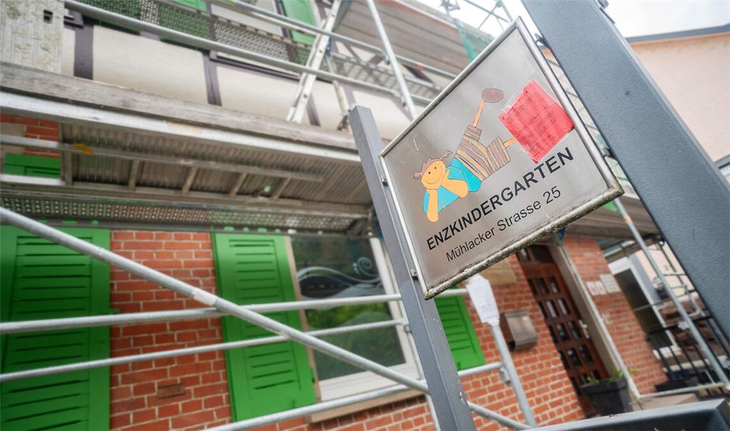 Noch ist das Gebäude eingerüstet, doch die Wiedereröffnung des Enzkindergartens kündigt sich an. Foto: Fotomoment