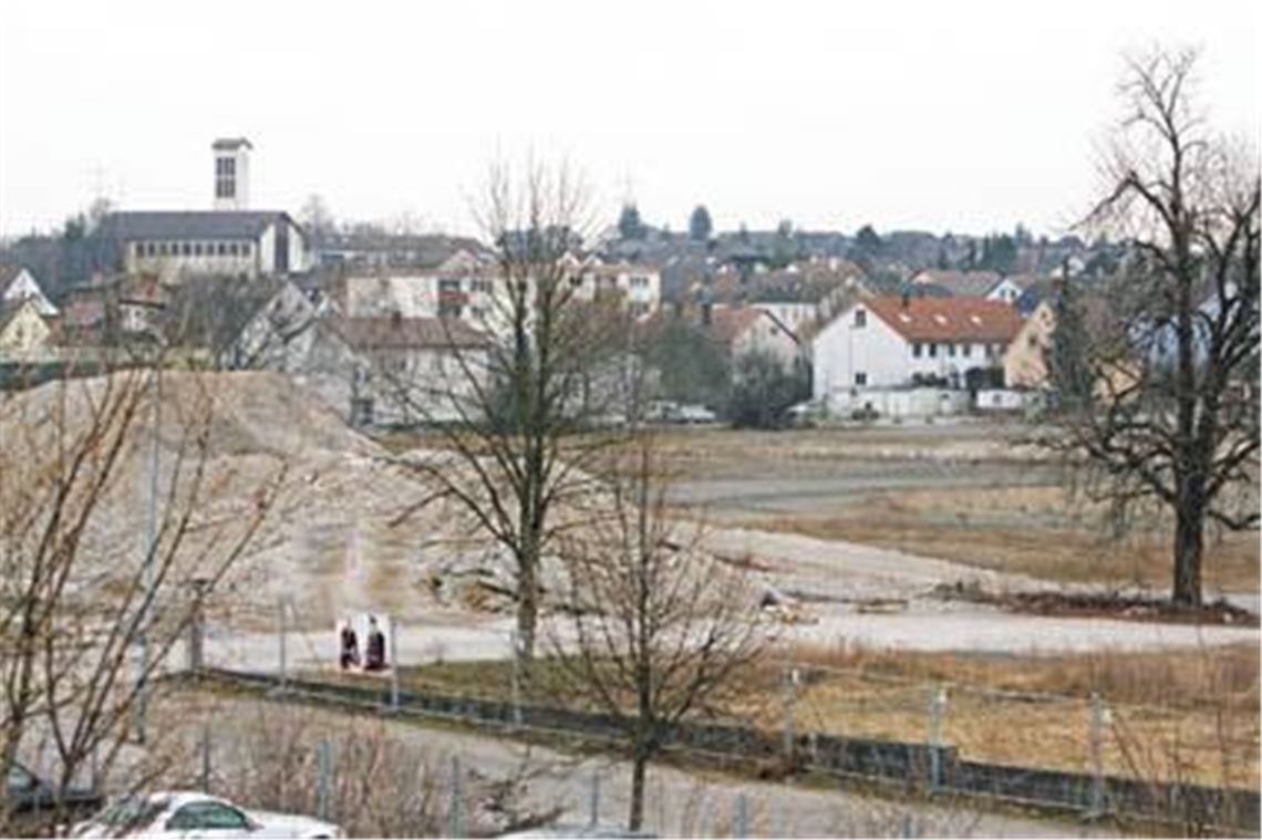 Noch ist das Luigareal eine Brachfläche, aber so schnell wie möglich soll die Erschließung für das Illinger Millionenprojekt beginnen. Auch für den Handel ist gegenüber dem bestehenden Edeka-Markt eine Fläche reserviert. 
Foto: Goertz