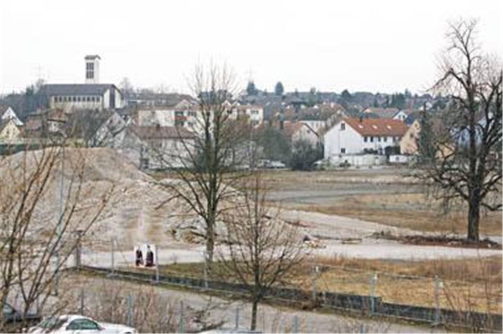 Noch ist das Luigareal eine Brachfläche, aber so schnell wie möglich soll die Erschließung für das Illinger Millionenprojekt beginnen. Auch für den Handel ist gegenüber dem bestehenden Edeka-Markt eine Fläche reserviert. 
Foto: Goertz