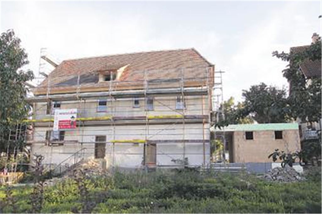 Noch ist das ehemalige Wiernsheimer Pfarrhaus im alten Ortskern eine große Baustelle. Rechts ist der Anbau zu sehen, in dem die sanitären Anlagen und die Haustechnik untergebracht sind. Der Garten soll für die Bewirtung im Freien genutzt werden.
Foto: Franz