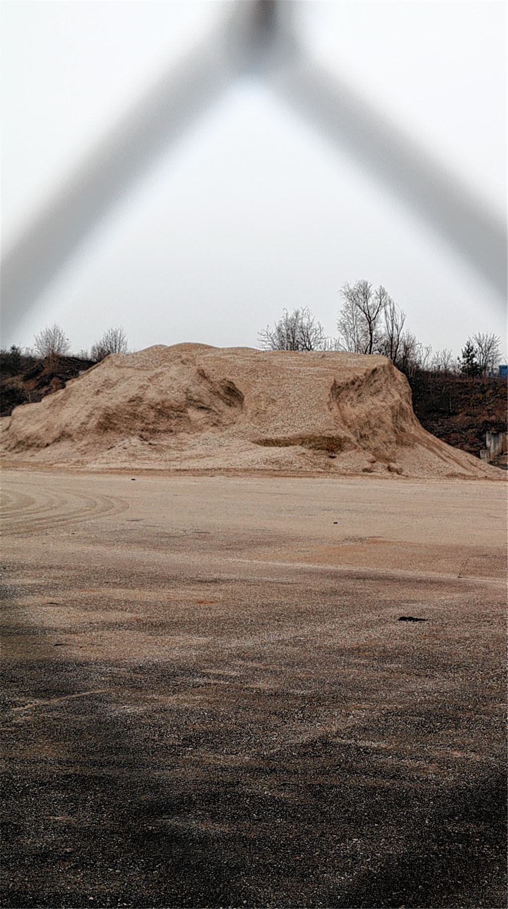 Noch ist das ehemalige Ziegeleiareal eine Brachfläche. Das soll sich bald ändern. Foto: Sadler