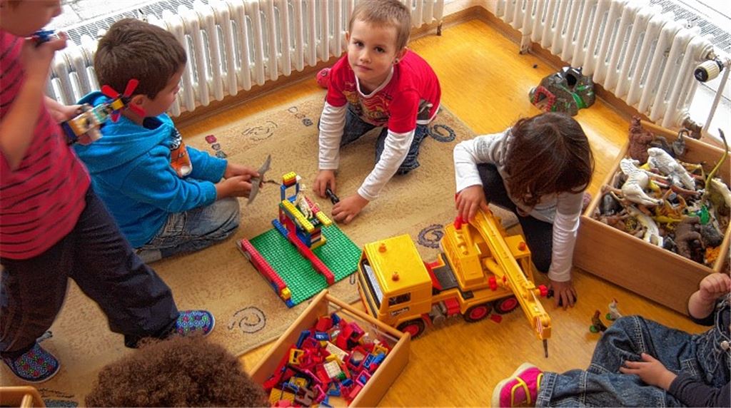 Noch ist der kommunale Kindergarten Schwalbennest in der Wiernsheimer Ortsmitte untergebracht. Im November – so der aktuelle Stand – soll er ins neue Bildungszentrum umziehen.