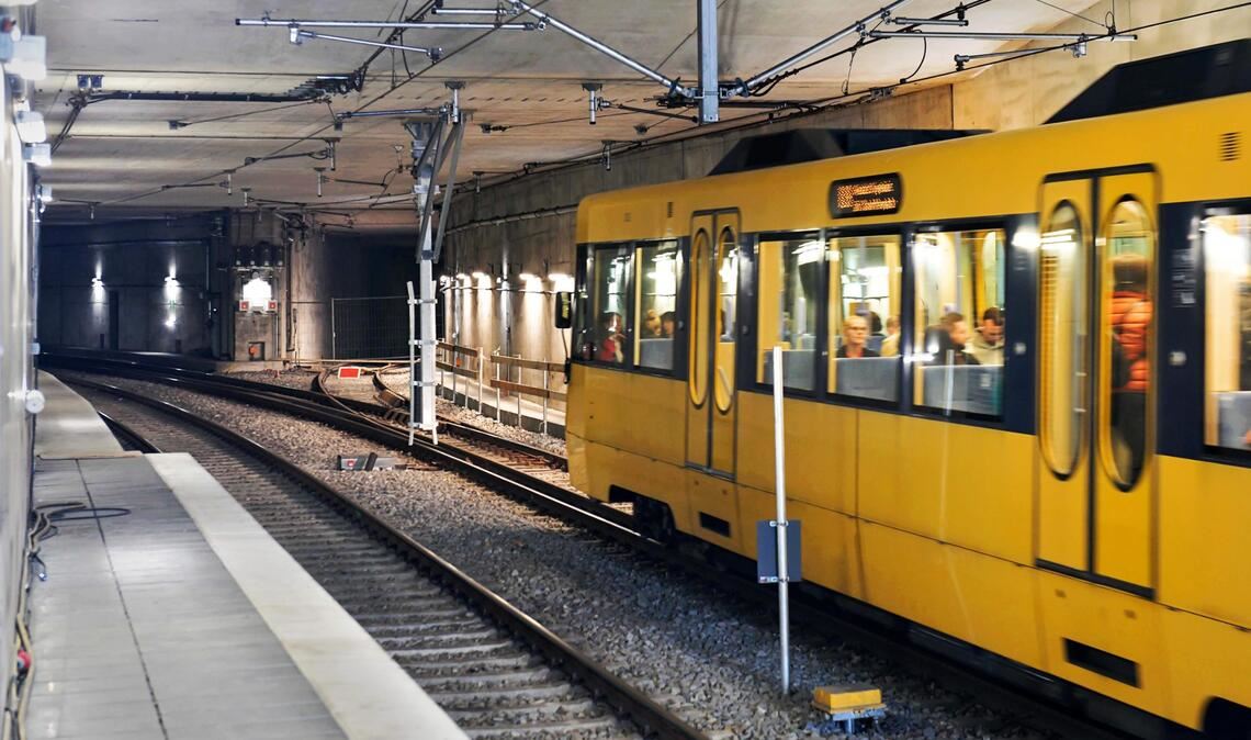 Noch ist der neue Abzweig an der Staatsgalerie gesperrt.