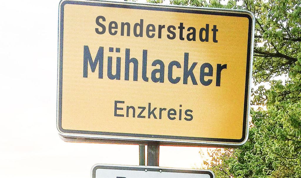 Noch ist es das nur eine Fotomontage – auf dem künftigen Original-Ortsschild wird über „Senderstadt“ noch „Große Kreisstadt“ stehen.
