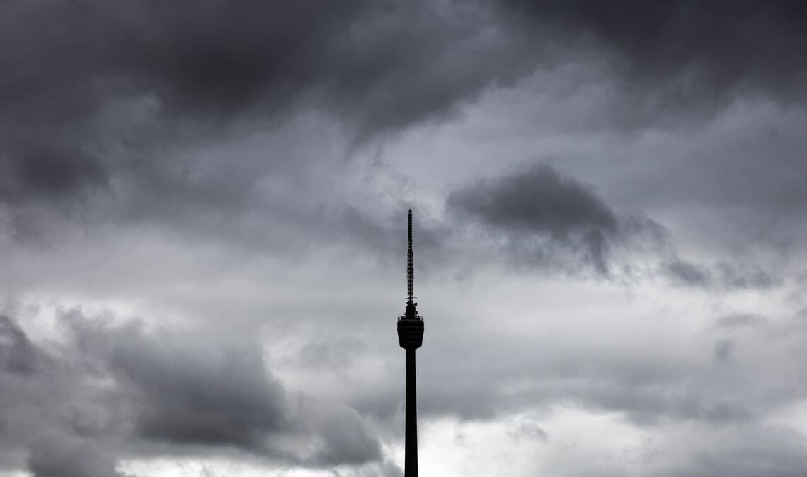 Noch ist es in Stuttgart sonnig. Doch am Himmel braut sich schon etwas zusammen.