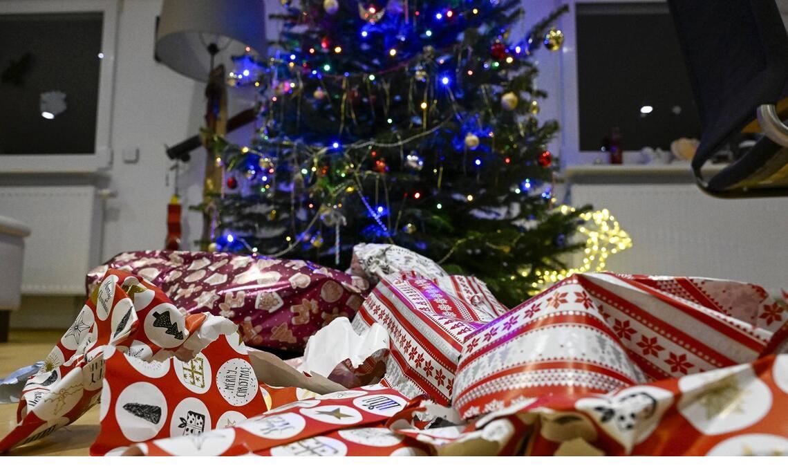 Noch ist zwar keine Bescherung, aber die Bundesbürger  wollen bei Weihnachtsgeschenken sparen. (Symbolbild)