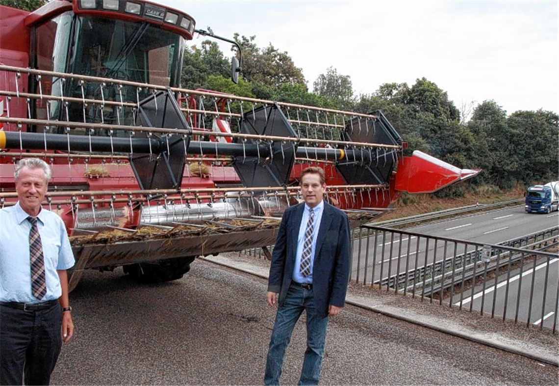 Noch kommt Landwirt Roland Barth mit seinem fast sechs Meter breiten Mähdrescher über die A8 Brücke an der Rastanlage Pforzheim-Enztal. Sie soll beim Ausbau der Autobahn abgerissen und nur mit einer Breite von 4,50 Meter wieder aufgebaut werden. Bürgermeister Jürgen Kurz (li.) und der FDP-Abgeordnete Prof. Dr. Erik Schweickert aus Niefern kämpfen für eine bessere Lösung.