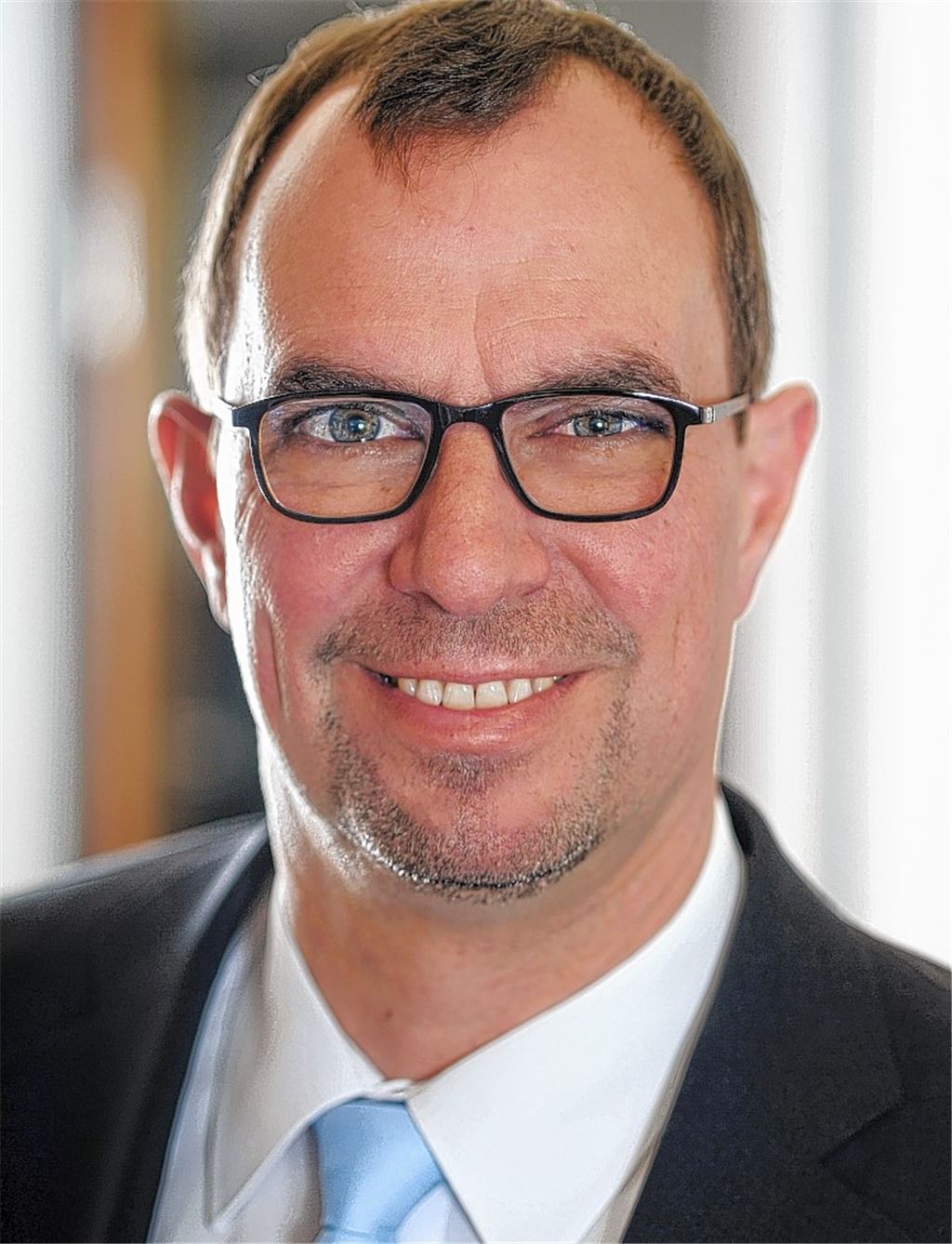 Frank Schneider gibt seine Bewerbung ab