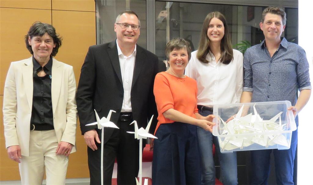 Noch liegen die gefalteten Kraniche in einer Schachtel und warten auf zahlreiche Geschwister. 1000 Exemplare sollen am Ende auf der Aktionswiese in den Mühlacker Enzgärten aufgestellt und am Abend des 11. Mai beleuchtet werden. Die Künstler Bart Dewijze (v.re.) und Linda Wendel aus Enzberg sind die kreativen Köpfe hinter dem Projekt der Sparkassen-Stiftung „Mit Herz und Hand“, hier vertreten durch die Geschäftsführer Katrin Zauner, Matthias Belser und die Kuratoriumsvorsitzende Angelika Wetzel. Fotos: Becker