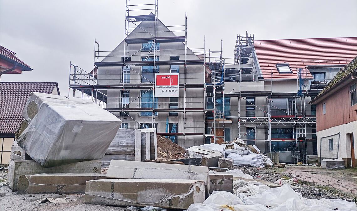 Noch liegt die Baustelle im Wiernsheimer Ortskern brach. Foto: Archiv