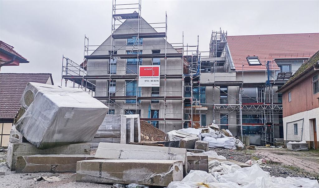 Noch liegt die Baustelle im Wiernsheimer Ortskern brach. Foto: Archiv