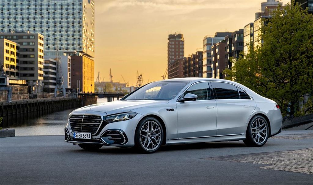 Noch mehr Glamour gibt es für die neue S-Klasse von Mercedes zum Beispiel durch einen beleuchteten Grill.
