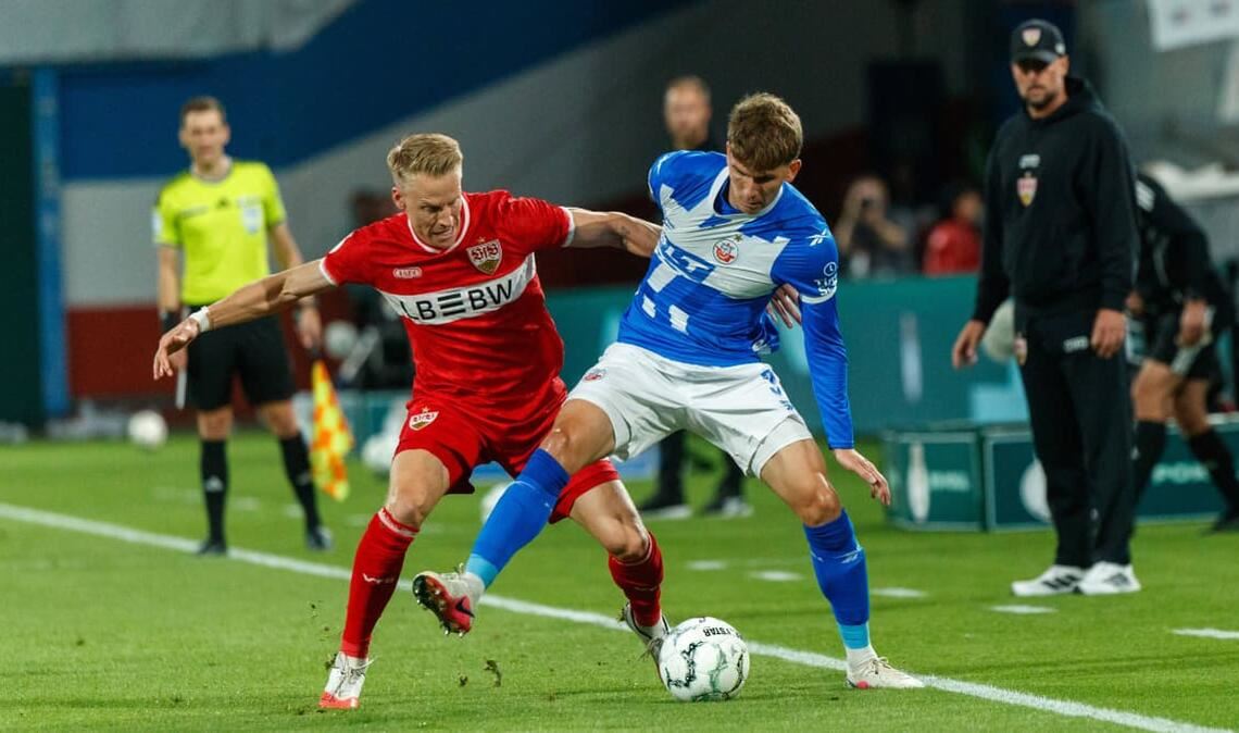 Noch mehr Verletzungspech beim VfB. Chris Führich muss auf dem Feld behandelt werden. Auch für ihn geht es nicht weiter. Bilal El Khannouss übernimmt.