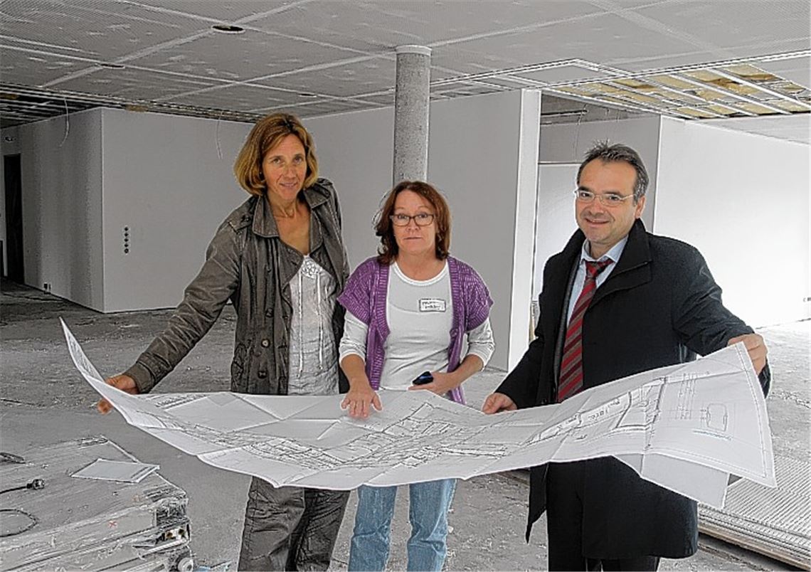 Noch nicht ganz fertig: Leiter Markus Schellinger mit der Pflegedienstleiterin Angelika Seipelt (Mitte) und ihrer Stellvertreterin Kerstin Brunhorn im künftigen Veranstaltungsraum der Katholischen Sozialstation Illingen im neuen Komplex an der Stahlbaustraße 6. Am 14. Oktober sollen die neuen Räumlichkeiten bezogen werden, am 26. Oktober findet ein Tag der offenen Tür statt.