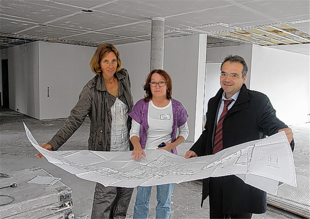 Noch nicht ganz fertig: Leiter Markus Schellinger mit der Pflegedienstleiterin Angelika Seipelt (Mitte) und ihrer Stellvertreterin Kerstin Brunhorn im künftigen Veranstaltungsraum der Katholischen Sozialstation Illingen im neuen Komplex an der Stahlbaustraße 6. Am 14. Oktober sollen die neuen Räumlichkeiten bezogen werden, am 26. Oktober findet ein Tag der offenen Tür statt.
