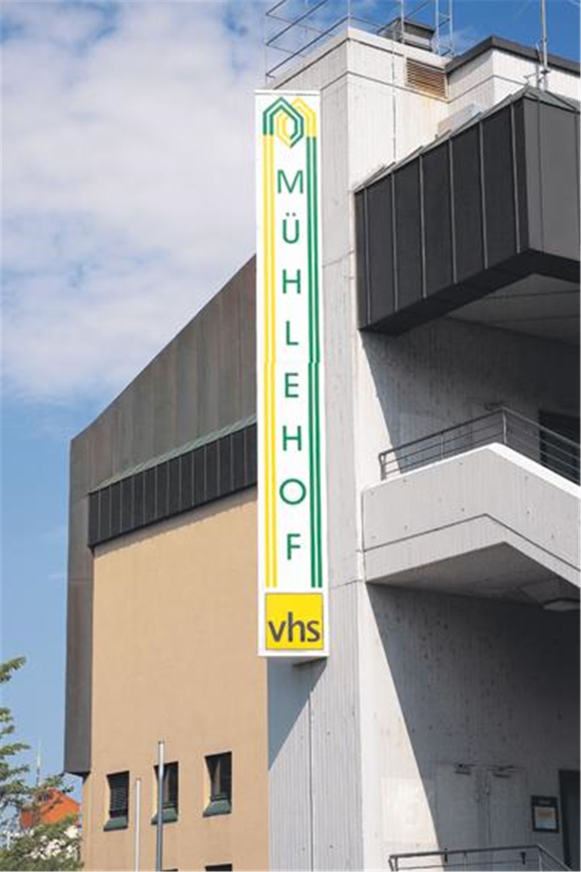 Noch prangt der Schriftzug Mühlehof in großen Lettern an dem innerstädtischen Problemfall. Womöglich nicht mehr lange, denn eine Generalsanierung des Objekts käme teuer.
Foto: Sadler