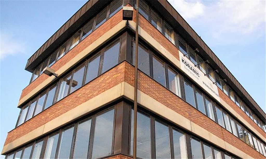 Noch prangt der Schriftzug des Ziegelproduzenten an der Fassade, doch im neuen Jahr werden im ehemaligen Verwaltungstrakt des Ziegelwerks Hartz-IV-Empfänger betreut.