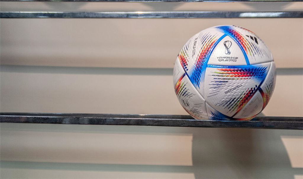 Noch rollt in Katar der WM-Ball – allerdings seit der Gruppenphase ohne deutsche Beteiligung, was auch die Nachfrage nach Requisiten deutlich trübt. Foto: Fotomoment