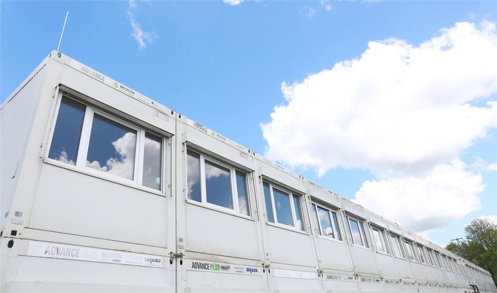 Noch stehen die Container, die monatlich 20000 Euro kosten, leer. Das soll sich aber bald ändern. Foto: Schüller