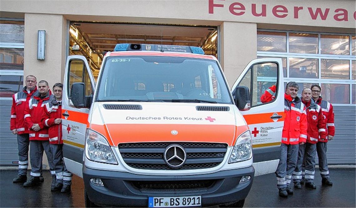 Noch steht das Einsatzfahrzeug des Maulbronner Roten Kreuz in der Feuerwache, am kommenden Samstag wird die neue Fahrzeughalle des DRK am Stadtbahnhof eingeweiht. Im Bild: Notfallhelfer des DRK-Ortsvereins (v. li.) Oliver Henne-Wezel, Gino Becht, Thomas Haalboom, Wolfgang Haalboom, Markus Mannuß und Ralph Abt. Foto: Goertz